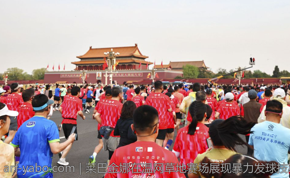 莱巴金娜在温网草地赛场展现暴力发球技巧
